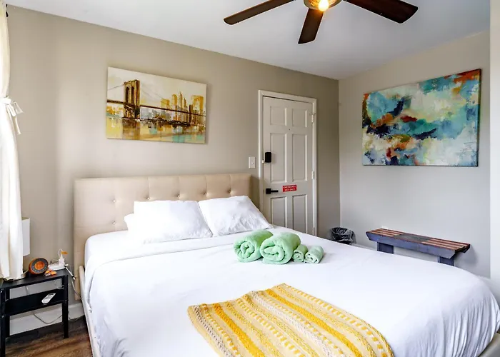Jungle House Downtown Free Parking Sleeps 6 - Steps To Convention Center & Nationwide Arena - 1br Short North Luxury - Over 5,800 Five Star