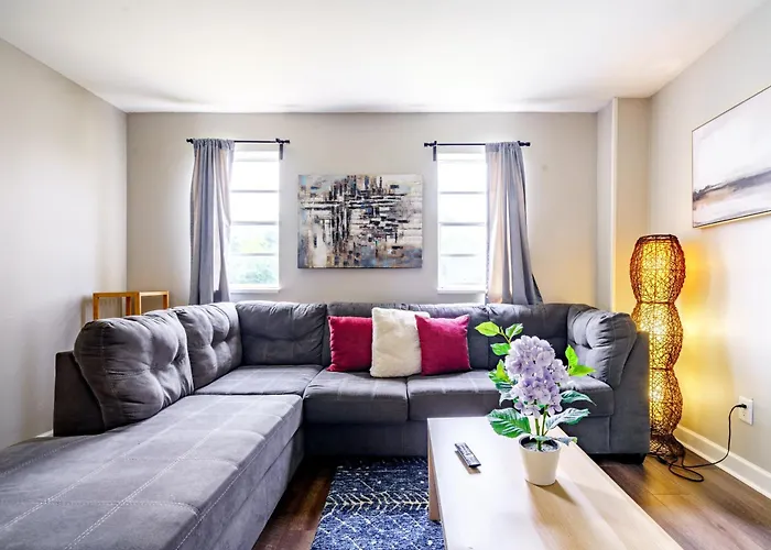 Jungle House Downtown Free Parking Sleeps 6 - Steps To Convention Center & Nationwide Arena - 1br Short North Luxury - Over 5,800 Five Star * Columbus