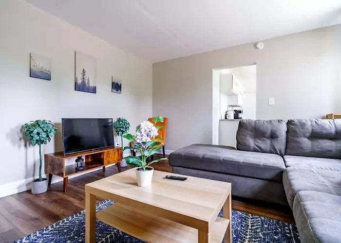 Jungle House Downtown Free Parking Sleeps 6 - Steps To Convention Center & Nationwide Arena - 1br Short North Luxury - Over 5,800 Five Star Columbus