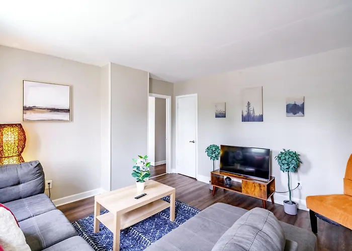 Jungle House Downtown Free Parking Sleeps 6 - Steps To Convention Center & Nationwide Arena - 1br Short North Luxury - Over 5,800 Five Star * Columbus