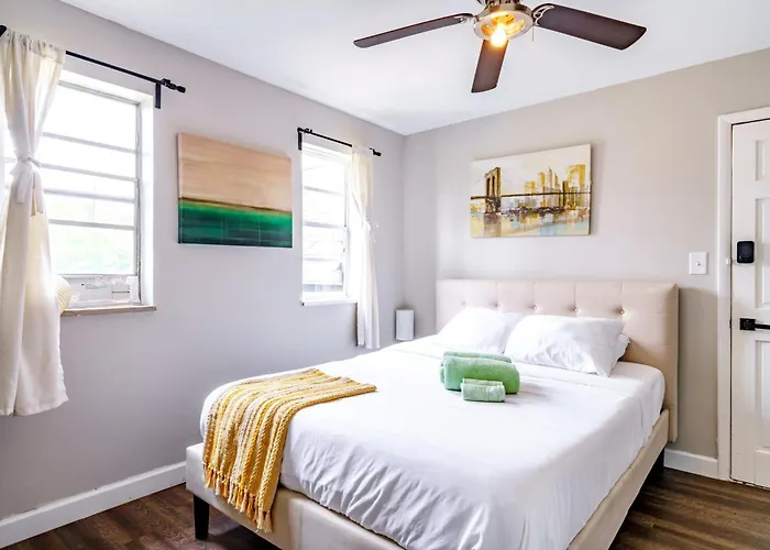 Jungle House Downtown Free Parking Sleeps 6 - Steps To Convention Center & Nationwide Arena - 1br Short North Luxury - Over 5,800 Five Star * Columbus