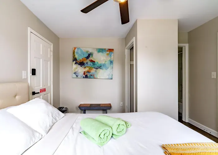 Jungle House Downtown Free Parking Sleeps 6 - Steps To Convention Center & Nationwide Arena - 1br Short North Luxury - Over 5,800 Five Star *