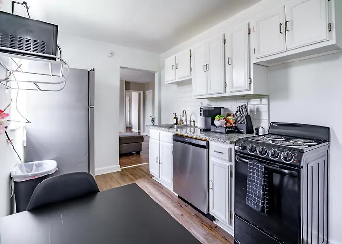 Jungle House Downtown Free Parking Sleeps 6 - Steps To Convention Center & Nationwide Arena - 1br Short North Luxury - Over 5,800 Five Star