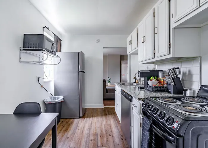 Jungle House Downtown Free Parking Sleeps 6 - Steps To Convention Center & Nationwide Arena - 1br Short North Luxury - Over 5,800 Five Star *