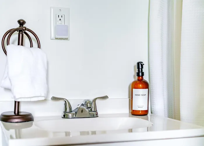 Jungle House Downtown Free Parking Sleeps 6 - Steps To Convention Center & Nationwide Arena - 1br Short North Luxury - Over 5,800 Five Star Apartamento