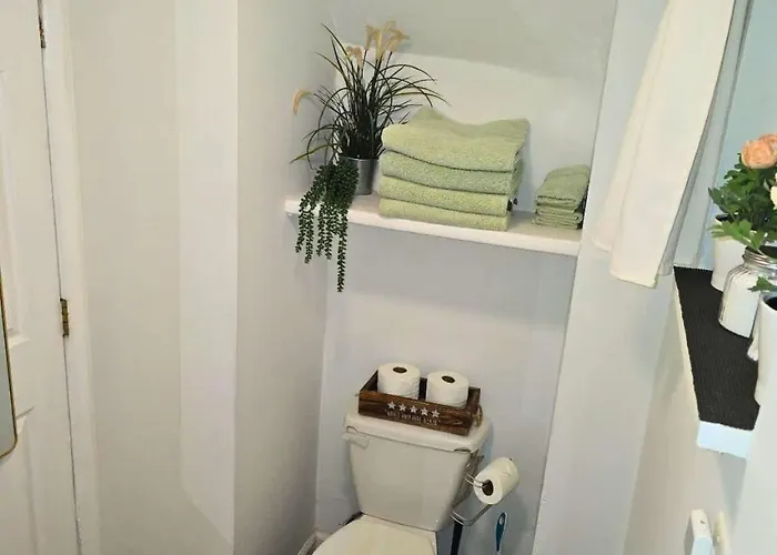 Jungle House Downtown Free Parking Sleeps 6 - Steps To Convention Center & Nationwide Arena - 1br Short North Luxury - Over 5,800 Five Star Columbus