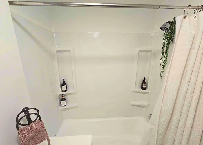 Jungle House Downtown Free Parking Sleeps 6 - Steps To Convention Center & Nationwide Arena - 1br Short North Luxury - Over 5,800 Five Star Apartamento